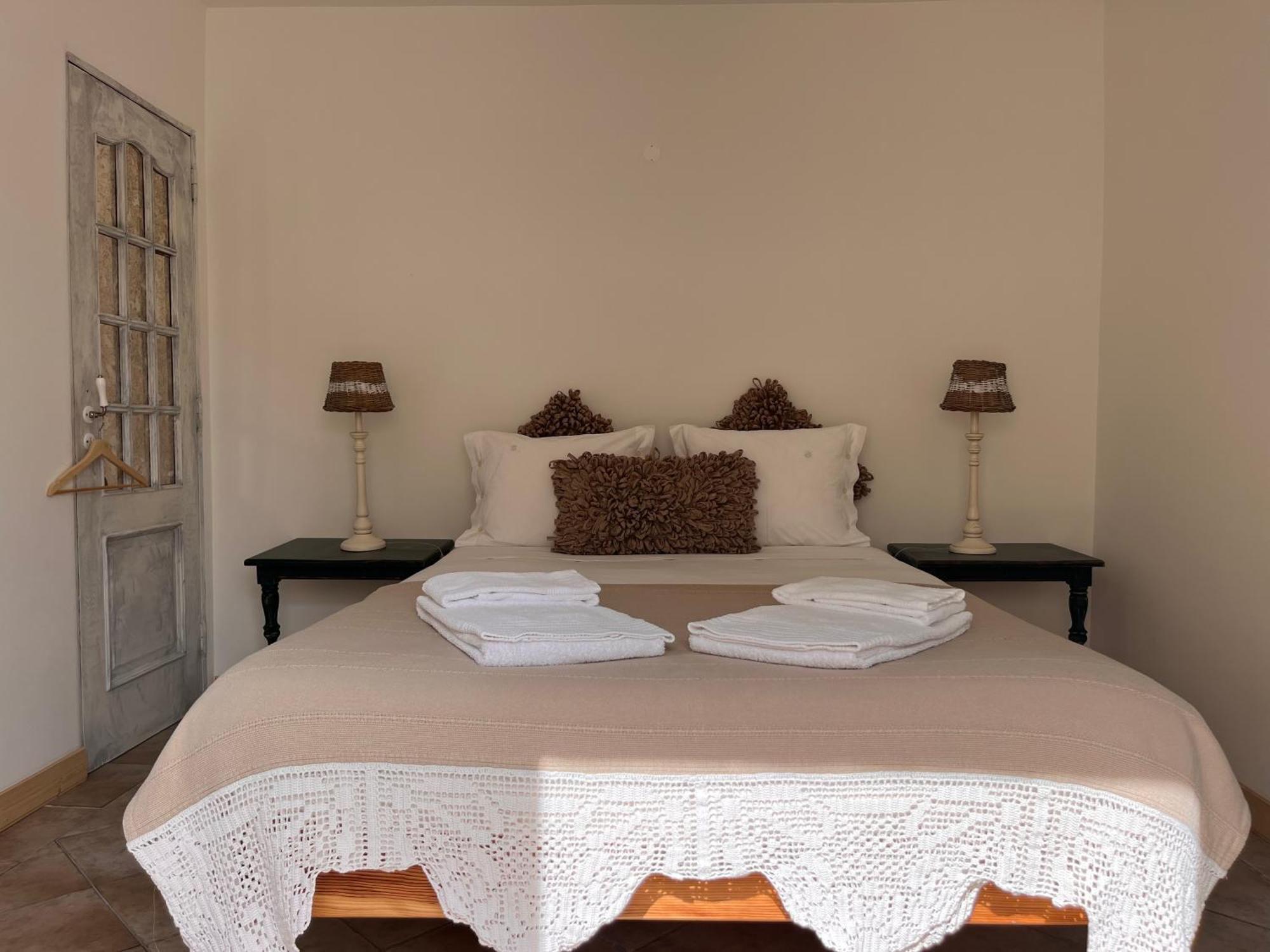 Snug Houseguests, Lisbon