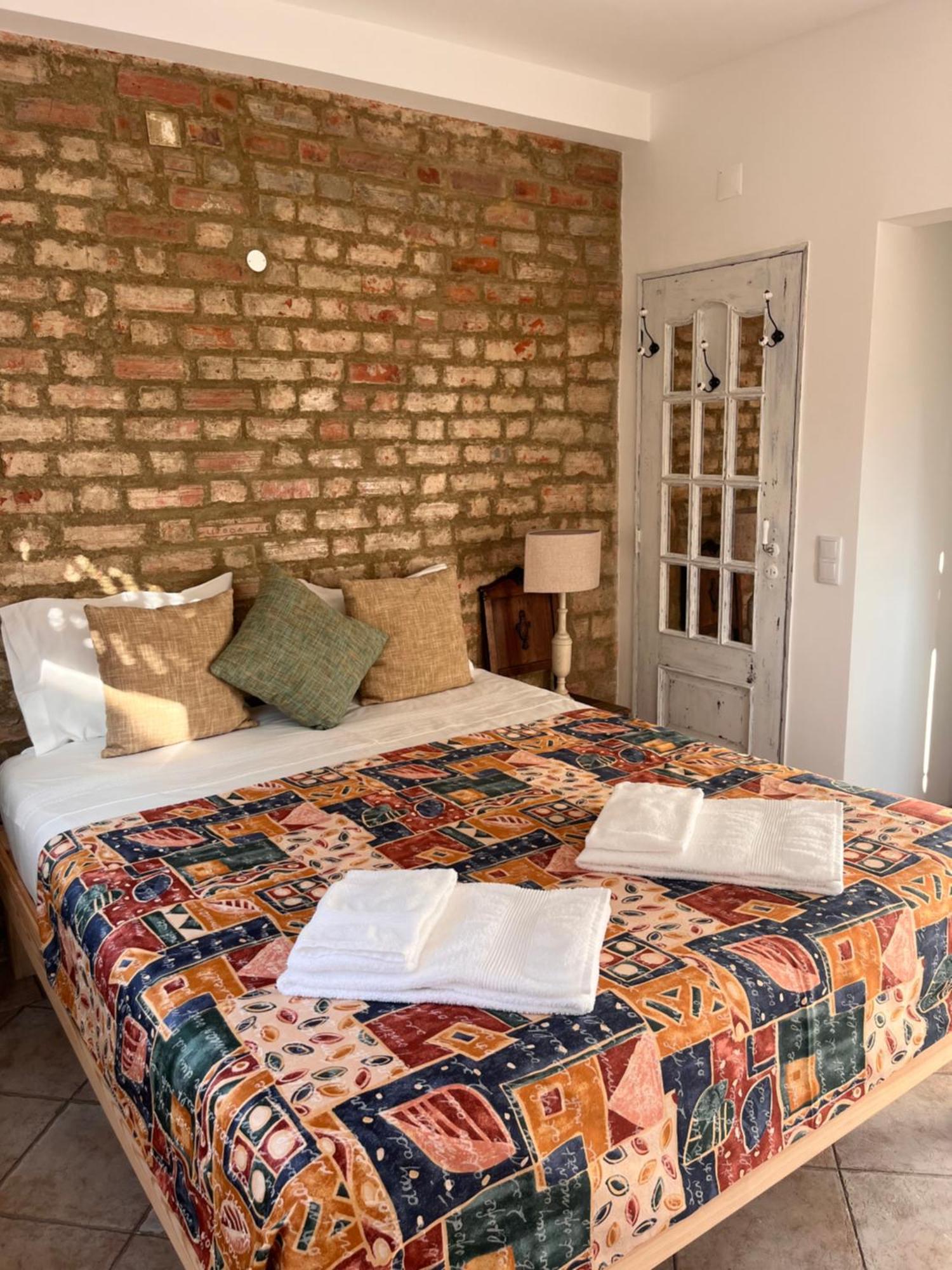 Snug Houseguests — Photos 3